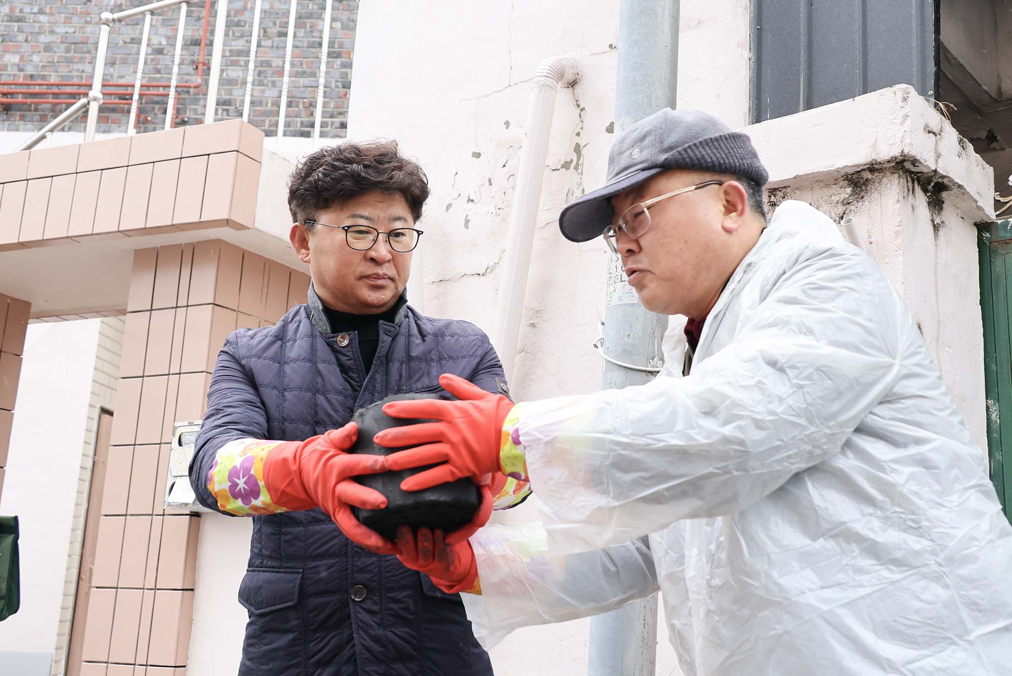 251214_플랜트치과 사랑의 연탄 나눔 봉사활동 이미지5