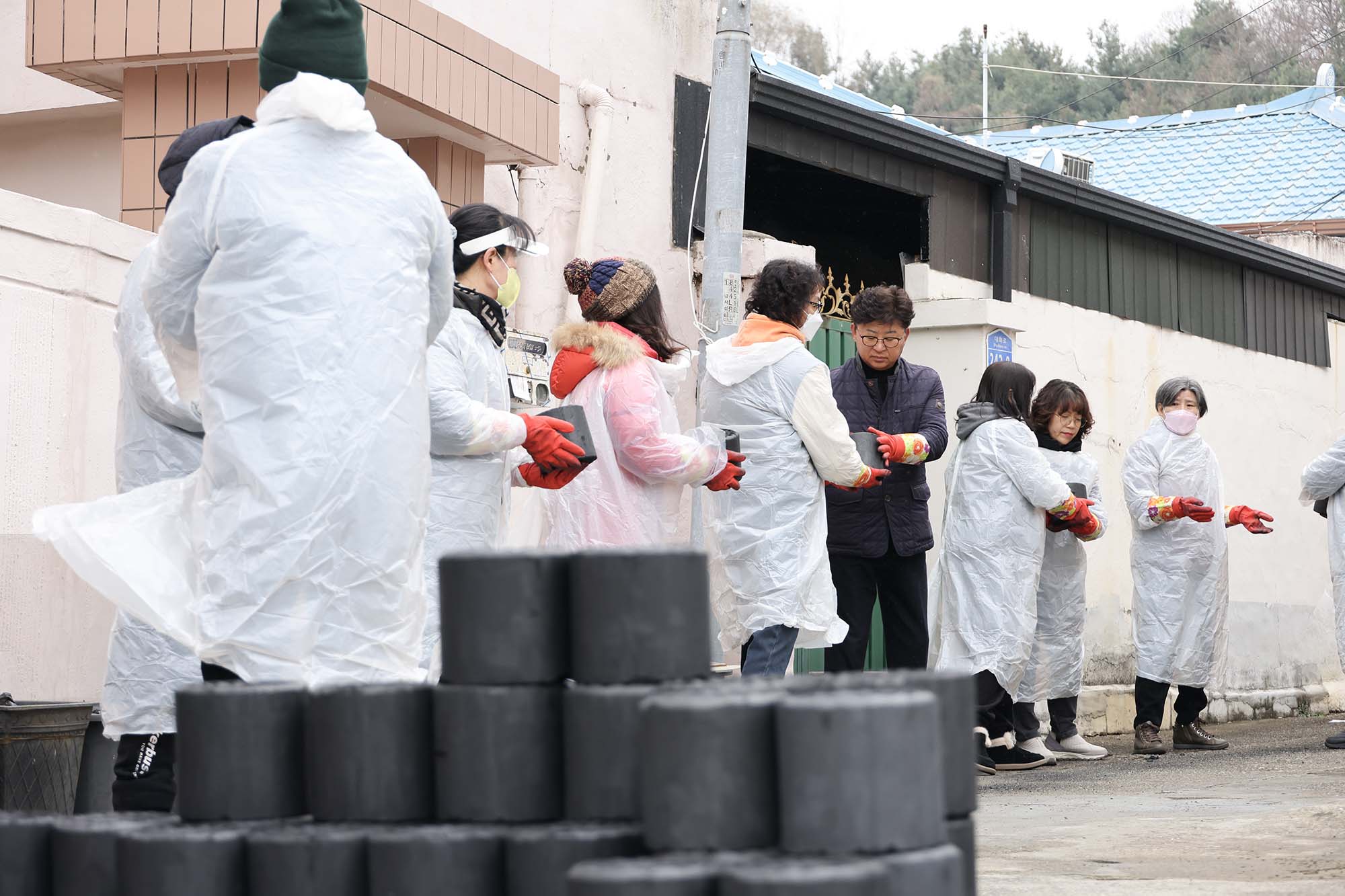 251214_플랜트치과 사랑의 연탄 나눔 봉사활동 이미지7