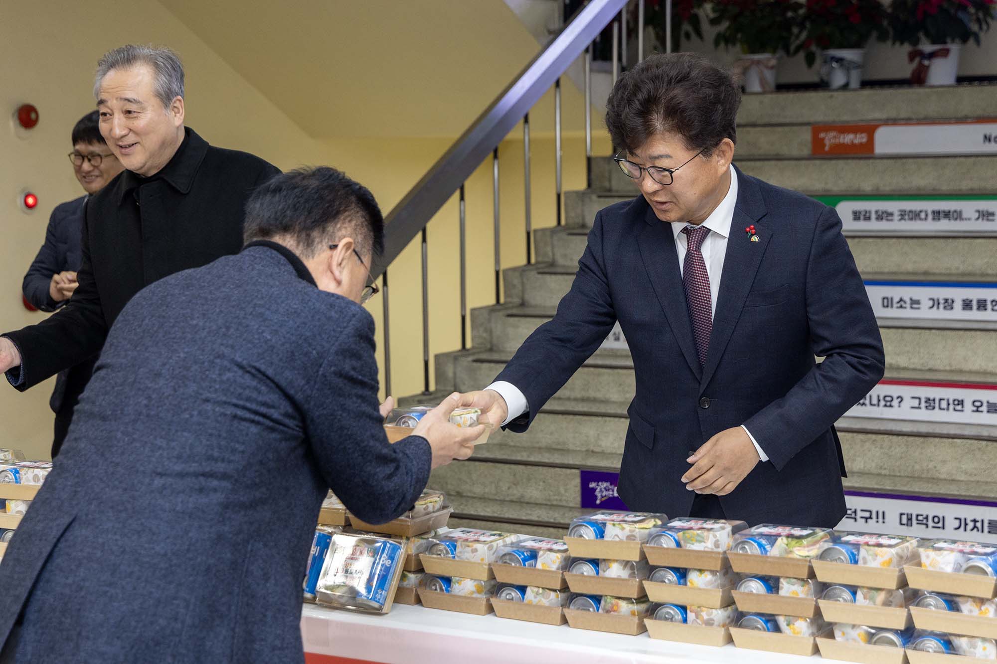 251223_성탄절 맞이 선물(빵, 음료) 나눔 행사 이미지2