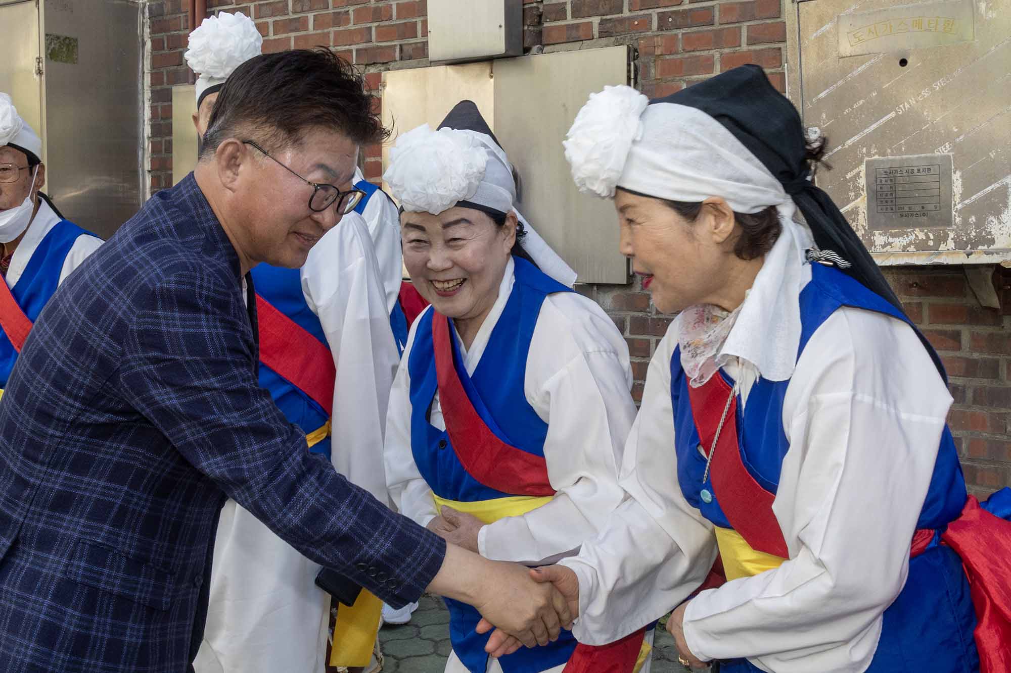 260425_제29회 동춘당문화제 문정공시호봉송행렬 참여자 격려 이미지1