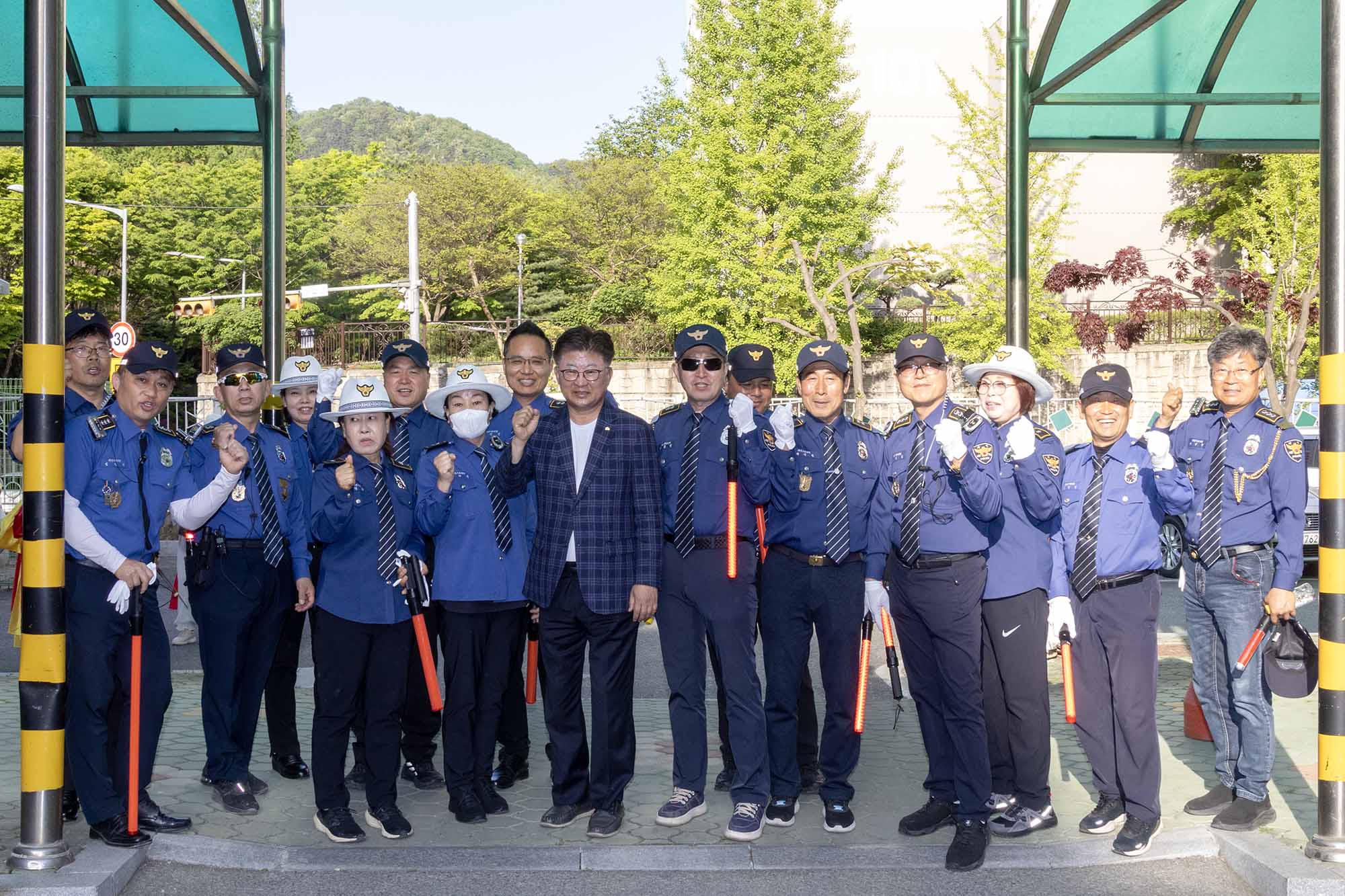 260425_제29회 동춘당문화제 문정공시호봉송행렬 참여자 격려 이미지3
