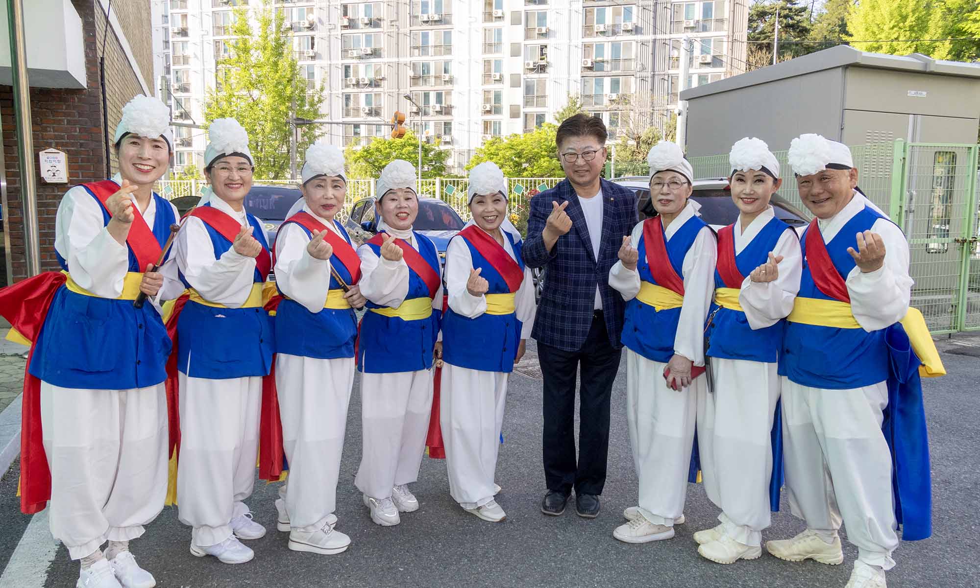 260425_제29회 동춘당문화제 문정공시호봉송행렬 참여자 격려 이미지4