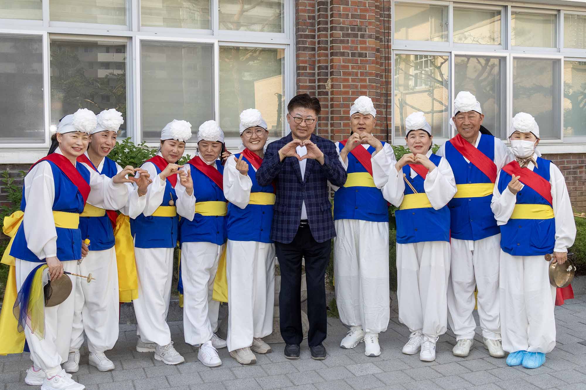 260425_제29회 동춘당문화제 문정공시호봉송행렬 참여자 격려 이미지5