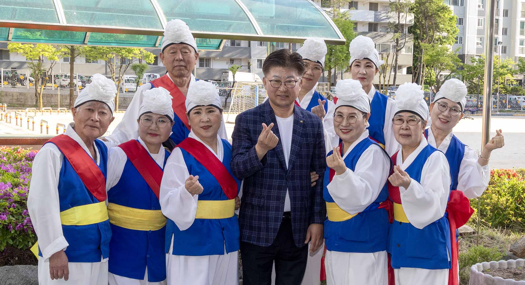 260425_제29회 동춘당문화제 문정공시호봉송행렬 참여자 격려 이미지7