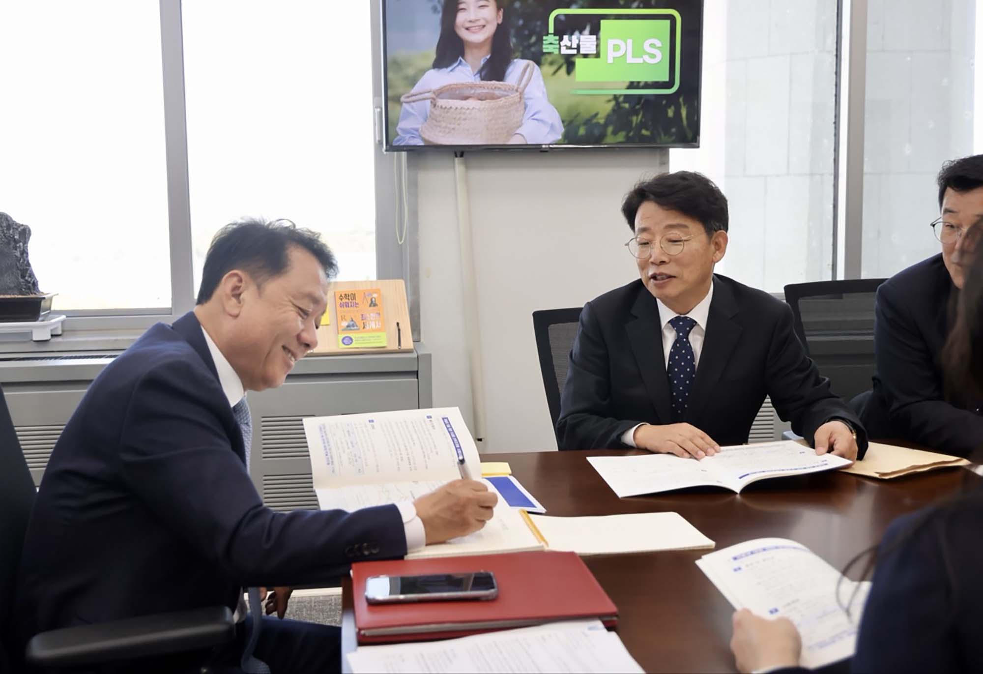 261027_지역 현안 해결 위한 국비 확보 행보 이미지2